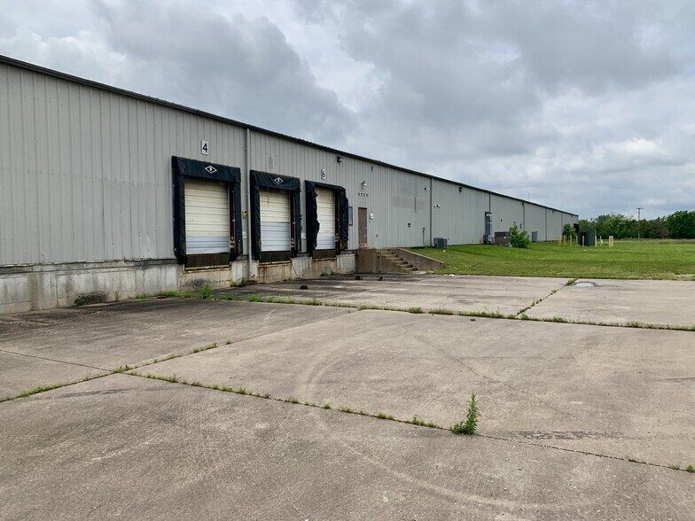 More Photos Of 5725 Howard Bush Dr, Neosho Distribution For Lease