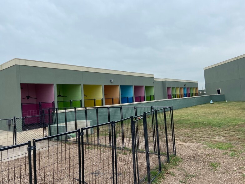 More Photos Of 21725 Clay Rd, Katy Veterinarian Kennel For Sale