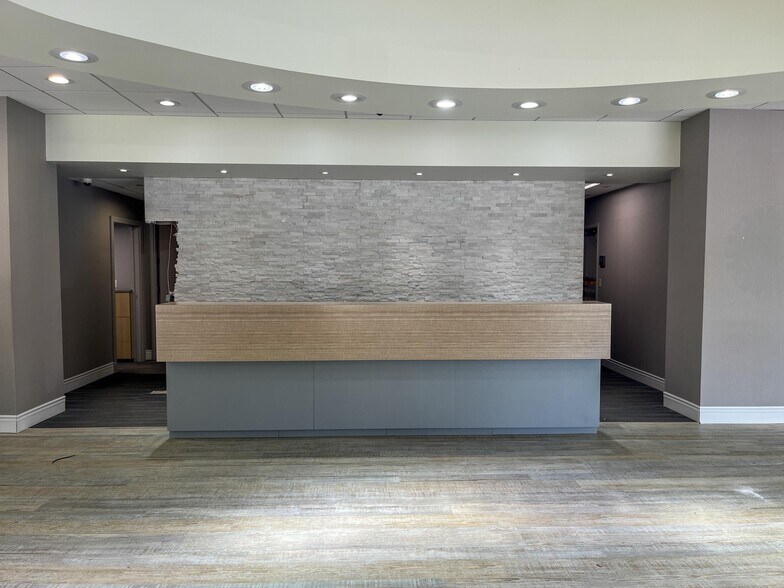 More Photos Of 101 1st Ave SW, Rochester Hotel For Lease