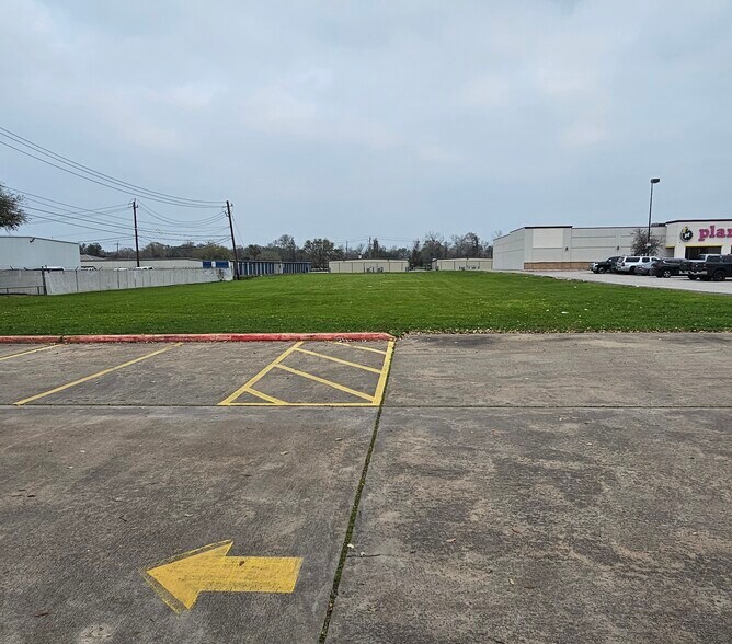 Primary Photo Of 210 W Highway 332, Lake Jackson Land For Sale