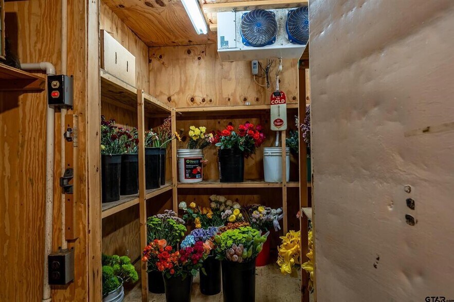 More Photos Of 114 W Broad St, Mineola Storefront For Sale