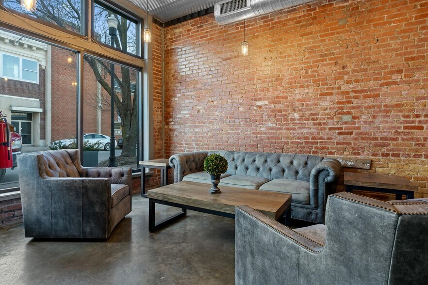 More Photos Of 451 S Thompson Ave, Excelsior Springs Bar For Sale