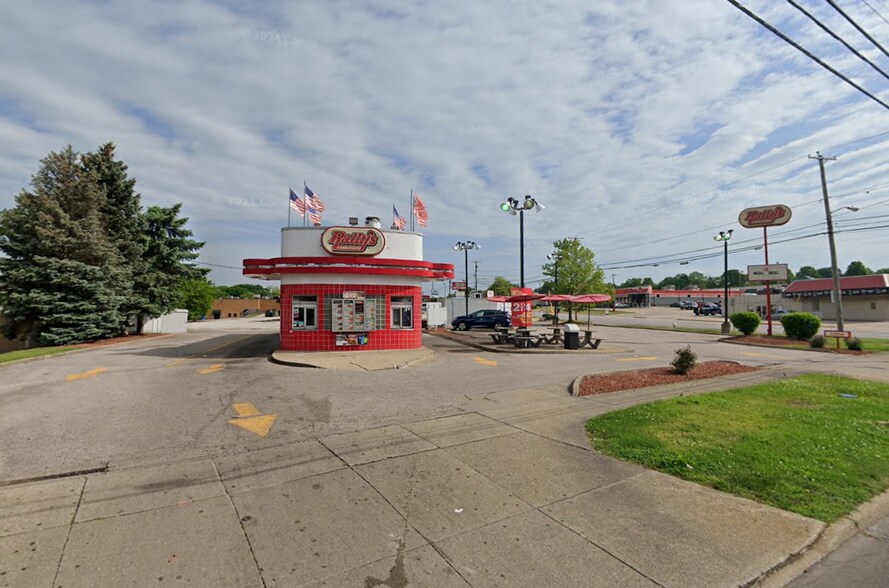 Primary Photo Of 1345 Vernon Odom Blvd, Akron Fast Food For Lease