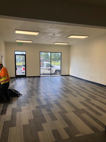 More Photos Of 5268-5276 Atlantic Blvd, Maywood Showroom For Sale
