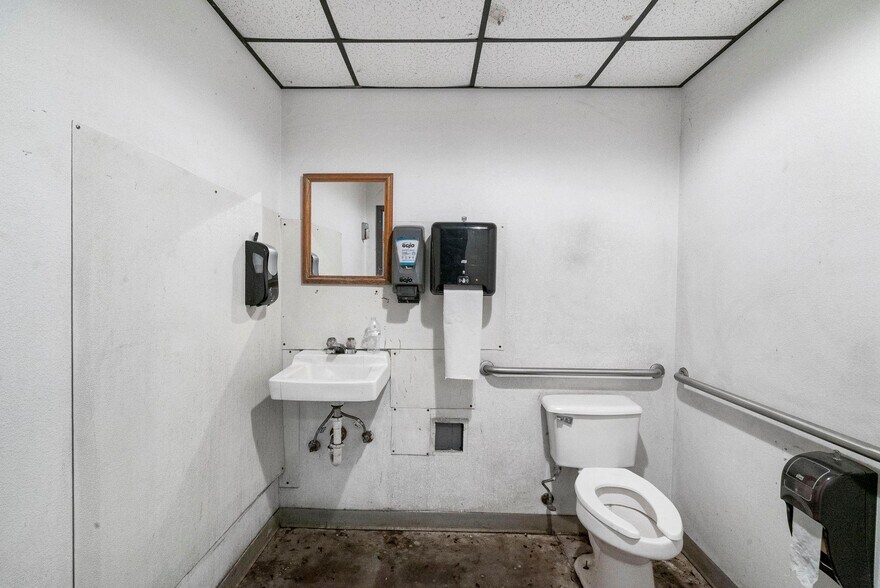 More Photos Of 240 Exchange St, Burleson Auto Dealership For Sale