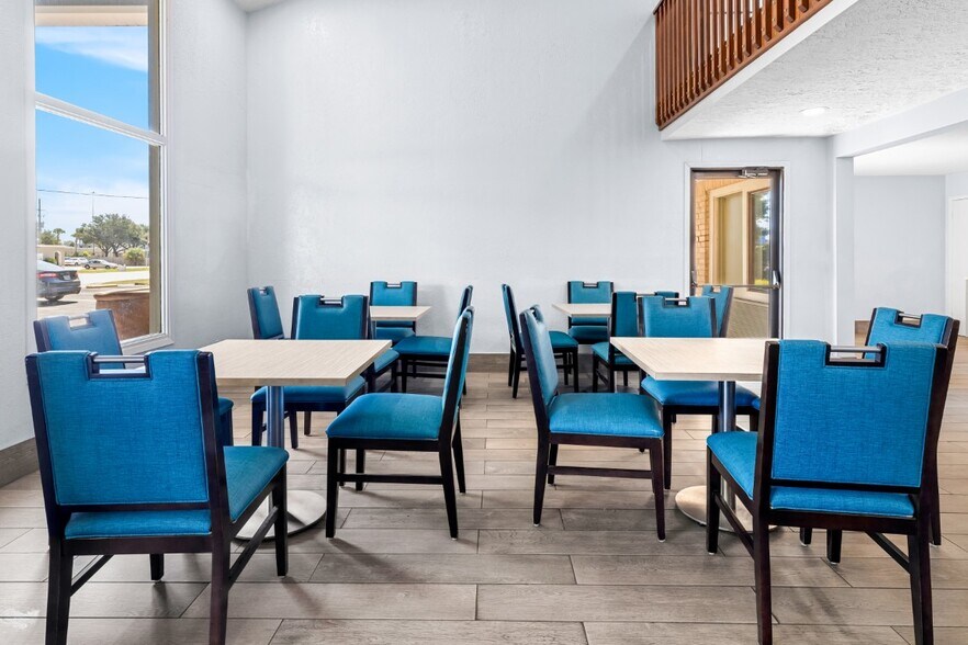 More Photos Of 2155 N 11th St, Beaumont Hotel For Sale