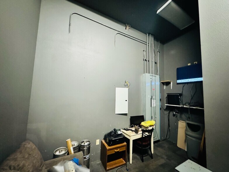 More Photos Of 1212 Chestnut St, Arapahoe General Retail For Sale