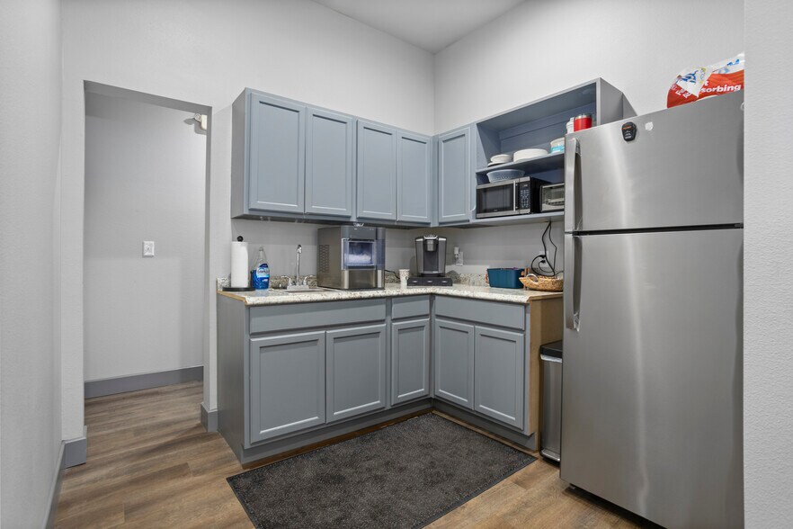 More Photos Of 913 N Belt Line Rd, Irving Distribution For Sale