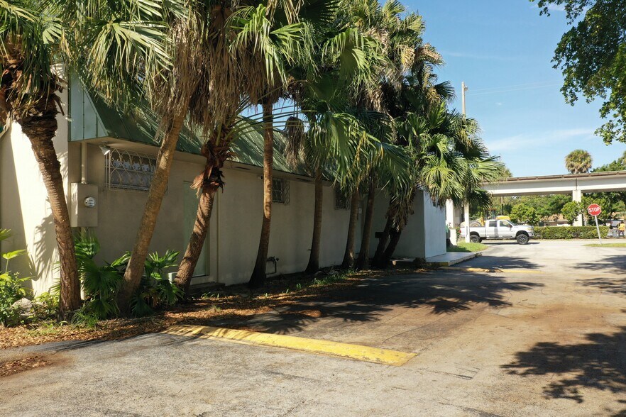 More Photos Of 6380 S Dixie Hwy, South Miami Veterinarian Kennel For Sale