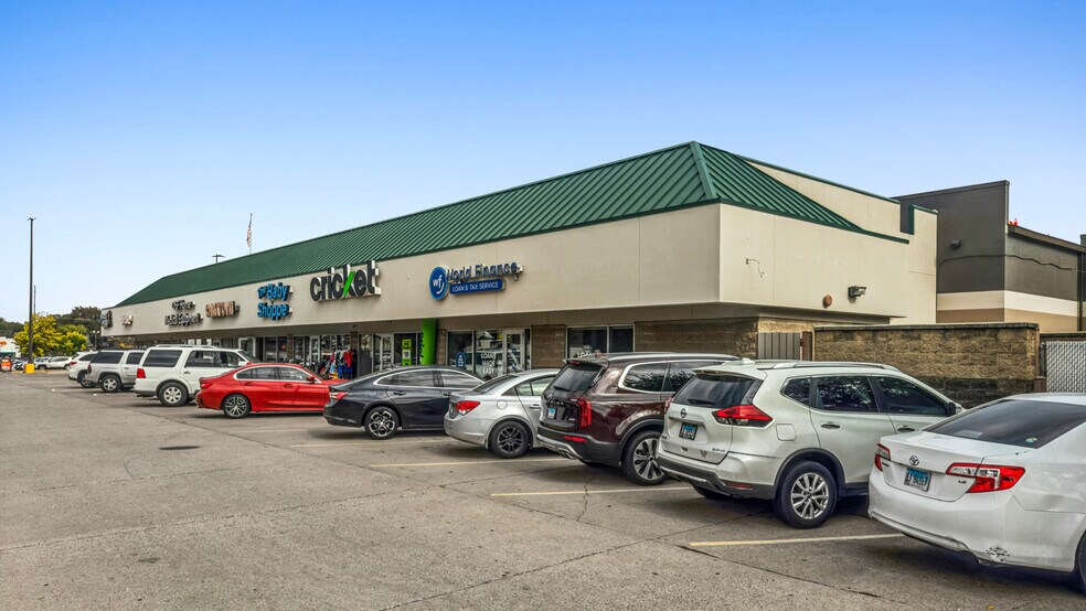 More Photos Of 1800 N Knoxville Ave, Peoria General Retail For Sale