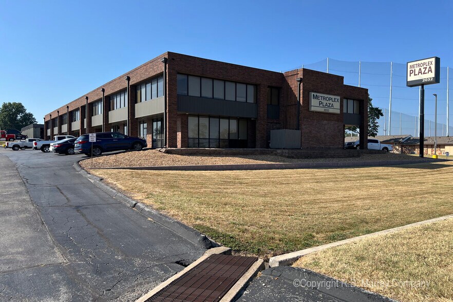 Primary Photo Of 2032 E Kearney Rd, Springfield Office For Sale