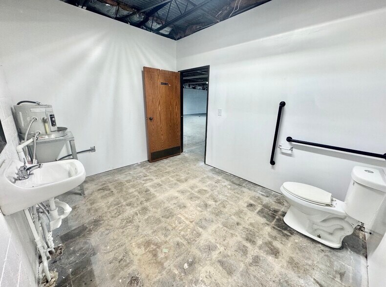 More Photos Of 3036 Del View Dr, Del City General Retail For Sale