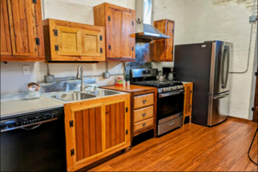 More Photos Of 828 E 15th St, Brownsville Office For Sale