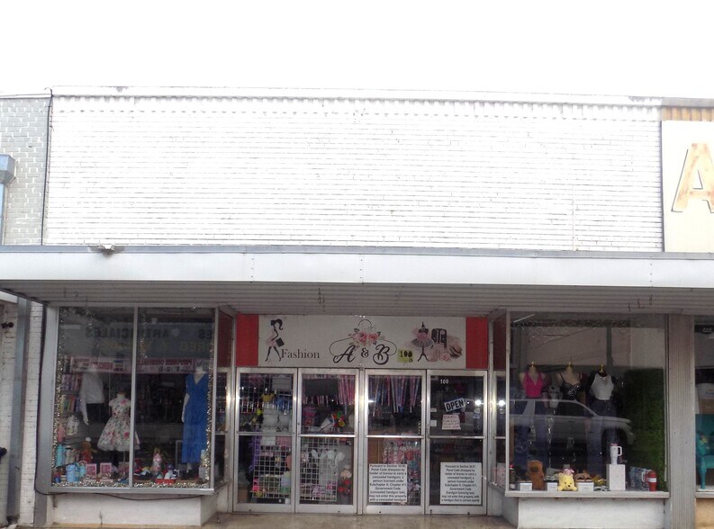 More Photos Of 100 W Main St, Eagle Pass Storefront For Sale