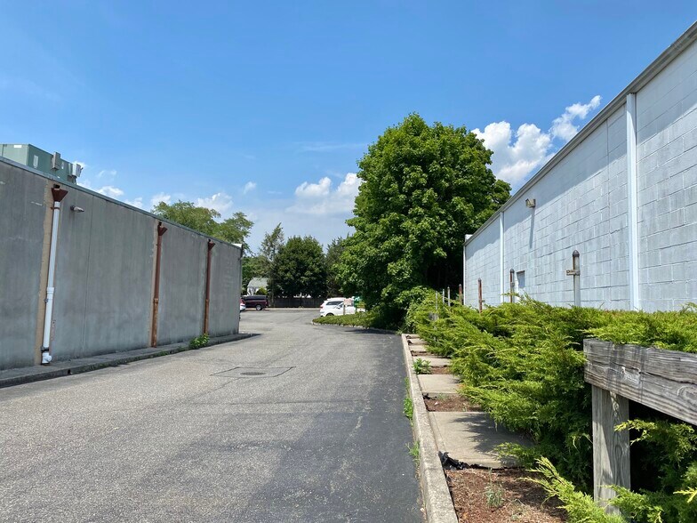 More Photos Of 3021 Jericho Tpke, Little Neck Unknown For Lease