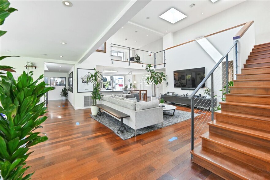 More Photos Of 1319 Abbot Kinney Blvd, Venice Loft Creative Space For Lease