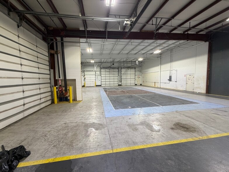 More Photos Of 217 S Pioneer Blvd, Springboro Warehouse For Lease
