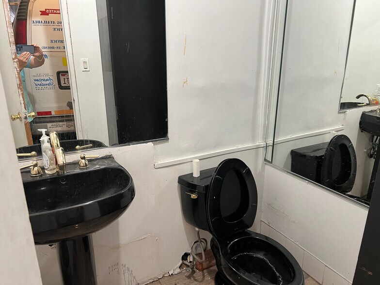 More Photos Of 9121 Woodman Ave, Arleta Storefront Retail Office For Sale