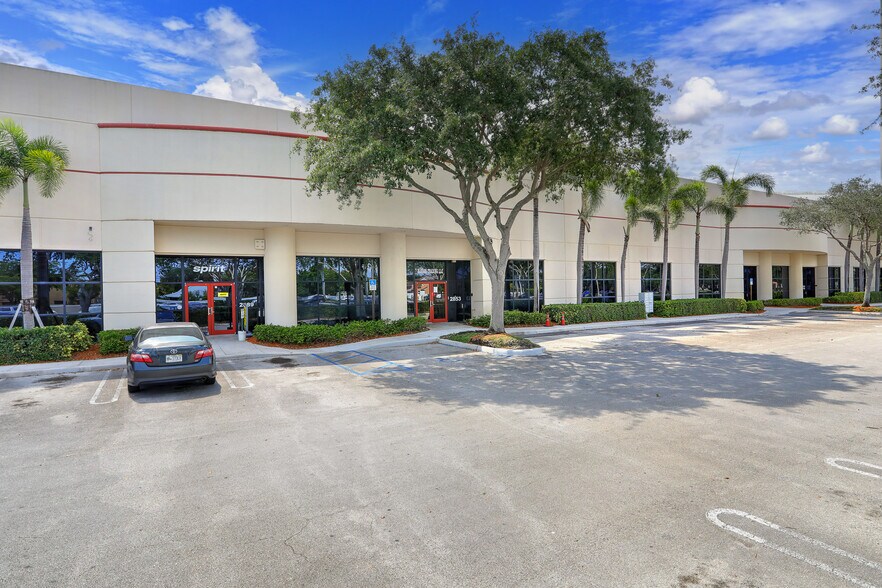 More Photos Of 2805-2889 N Commerce Pky, Miramar Distribution For Lease