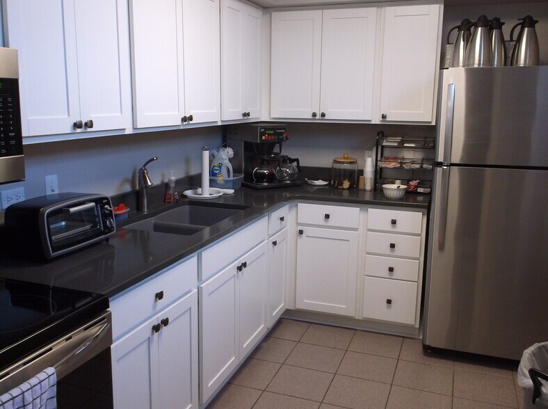 More Photos Of 601 Oregon St, Oshkosh Office For Lease