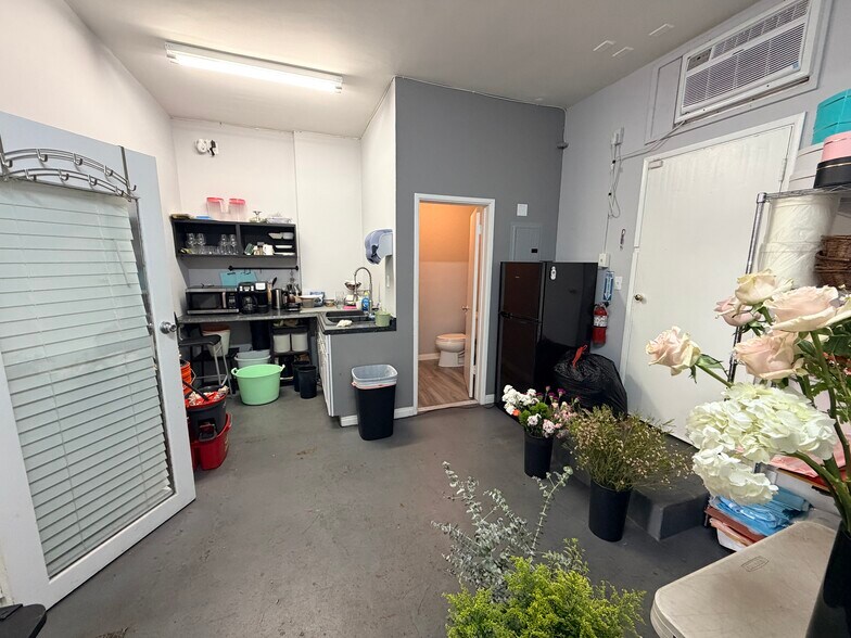 More Photos Of 353-359 E Magnolia Blvd, Burbank Storefront Retail Office For Lease
