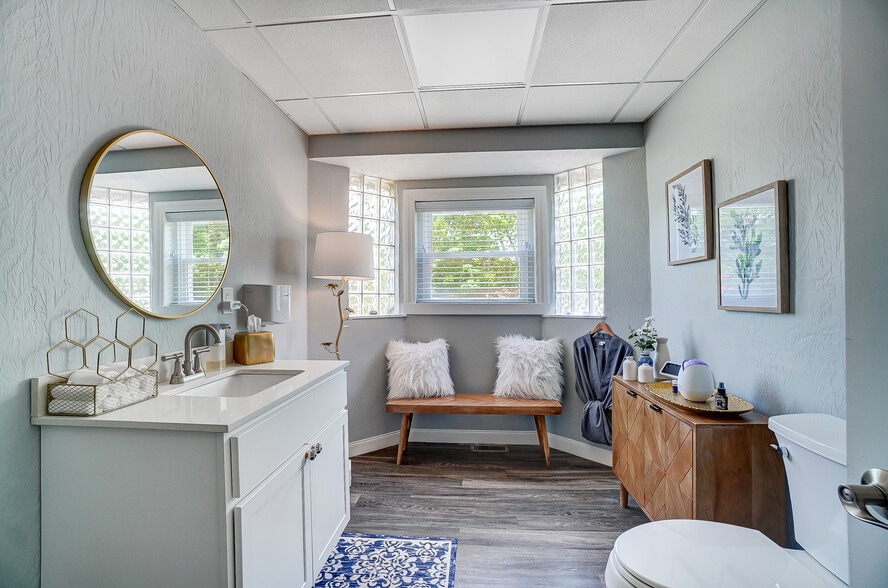 More Photos Of 235 W Franklin St, Centerville Storefront Retail Office For Lease