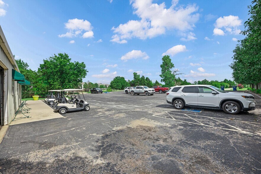 More Photos Of 355 E Pebble Creek Ter, Mustang Sports And Entertainment For Sale