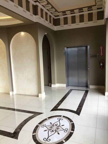 More Photos Of 2900 S Harbor Blvd, Santa Ana Office For Sale