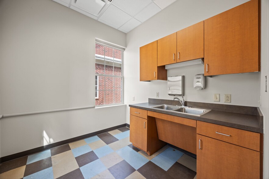 More Photos Of 105 River Oaks Dr, Southlake Medical For Sale