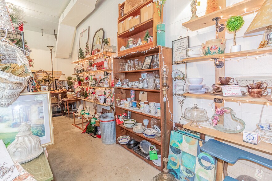 More Photos Of 185 E State St, Iola Storefront For Sale