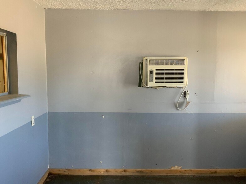 More Photos Of 504 N 2nd St, Carrizo Springs Warehouse For Sale