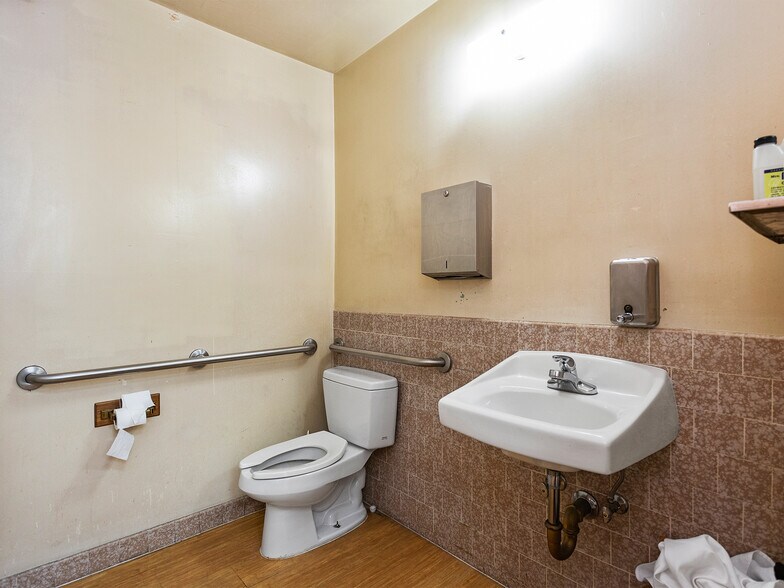 More Photos Of 4708-4710 W Magnolia Blvd., Burbank General Retail For Sale