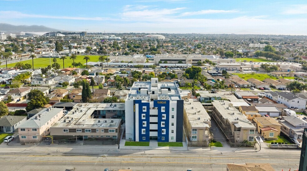 Primary Photo Of 10136 Inglewood Ave, Inglewood Apartments For Sale