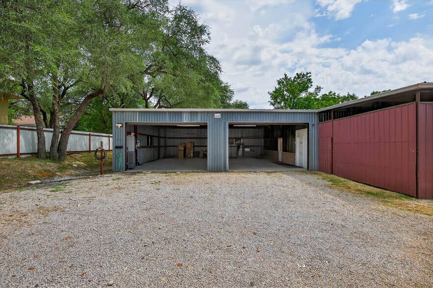 More Photos Of 201 W 9th St, Burnet Warehouse For Lease