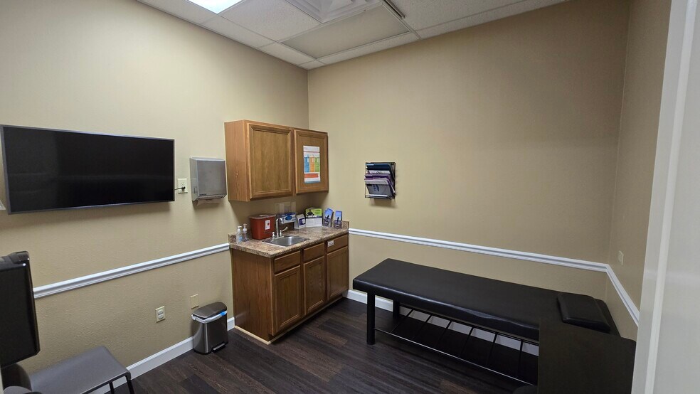 More Photos Of 117-133 W Parkwood Ave, Friendswood Storefront For Lease