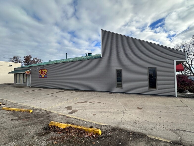 More Photos Of 966 W South Airport Rd, Traverse City Freestanding For Sale