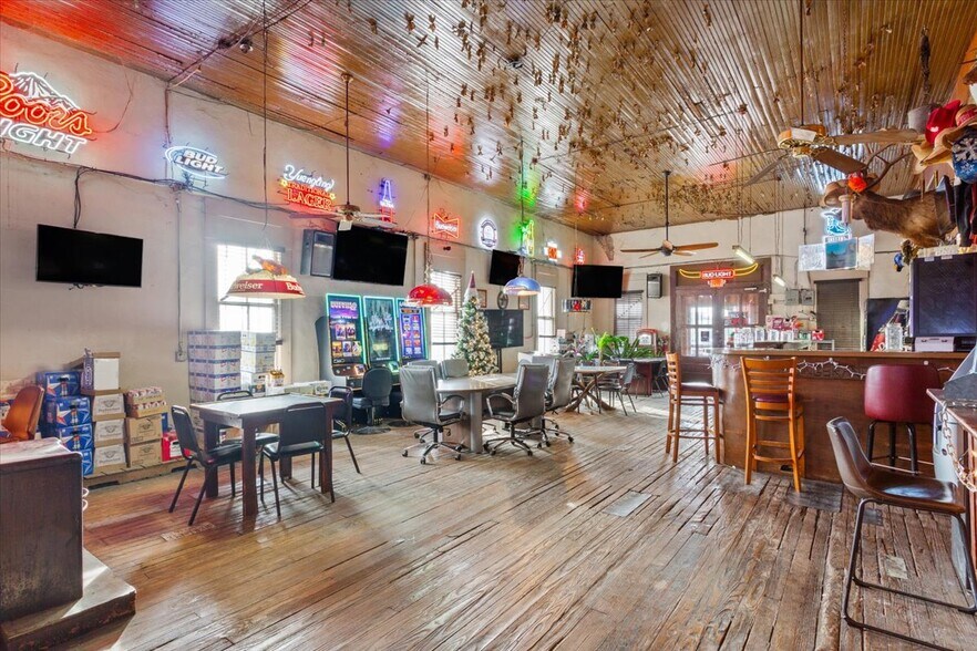 More Photos Of 121 E Oak St, West Sports And Entertainment For Sale