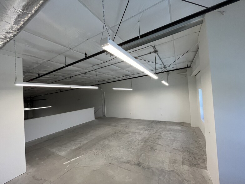 More Photos Of 9235 Eastman Park Dr, Windsor Light Manufacturing For Lease