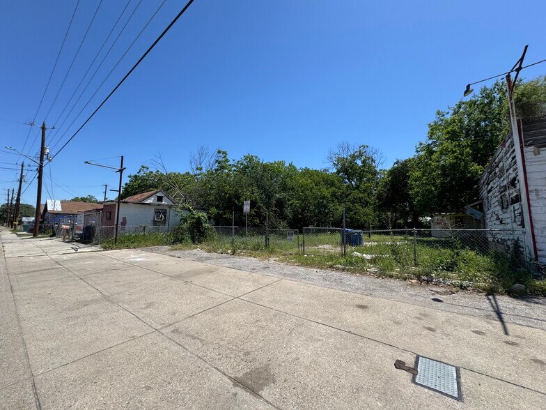 More Photos Of 910-920 Clark Ave, San Antonio Specialty For Sale