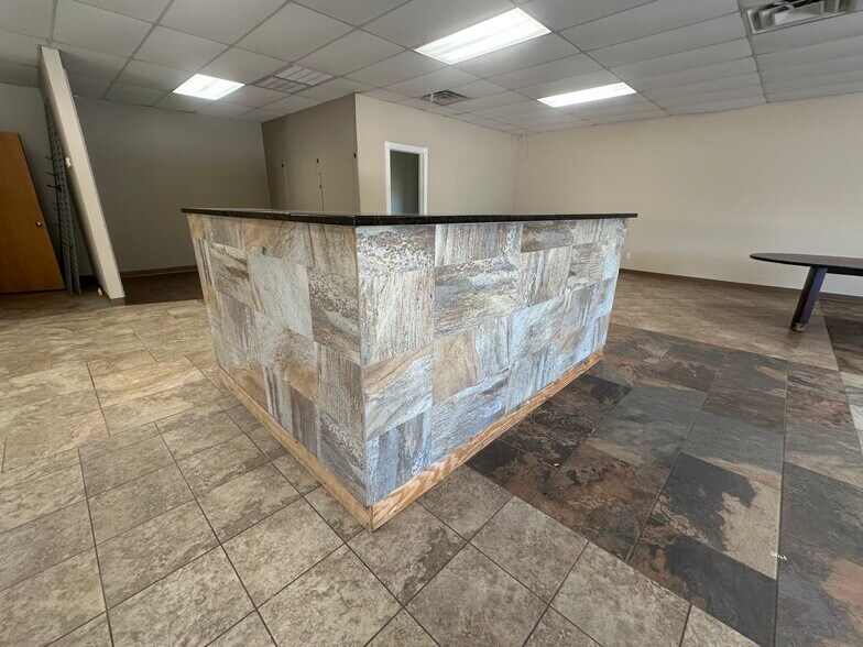 More Photos Of 16557 NE 23rd St, Choctaw Showroom For Sale
