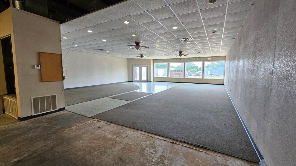 More Photos Of 1122 E Main St, Cushing Freestanding For Lease
