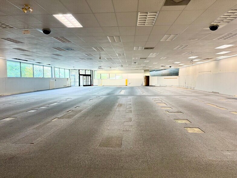 More Photos Of 5200 York Rd, Baltimore Drugstore For Lease