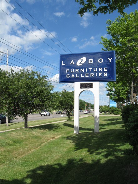 More Photos Of 6025 W Saginaw Hwy, Lansing Freestanding For Sale