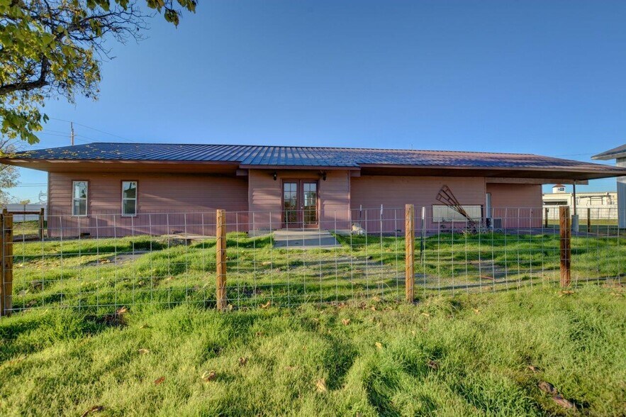 More Photos Of 6804 Agate Rd, White City Flex For Sale