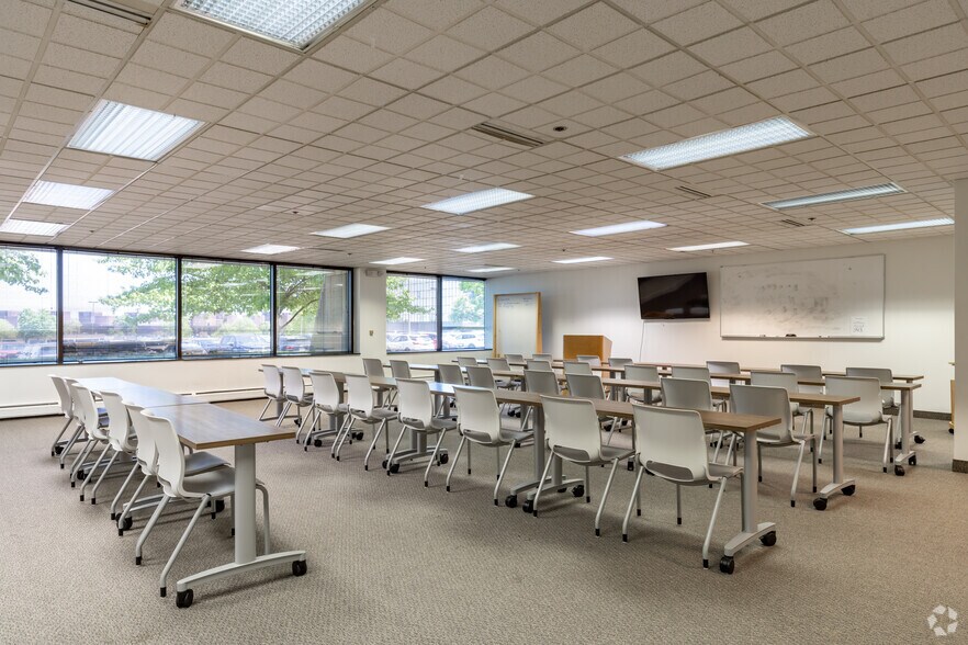 More Photos Of 3250 W Big Beaver Rd, Troy Office For Lease