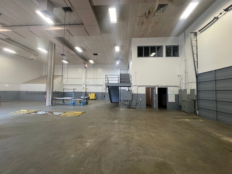 More Photos Of 275 Portsmouth Ave, Stratham Light Manufacturing For Sale