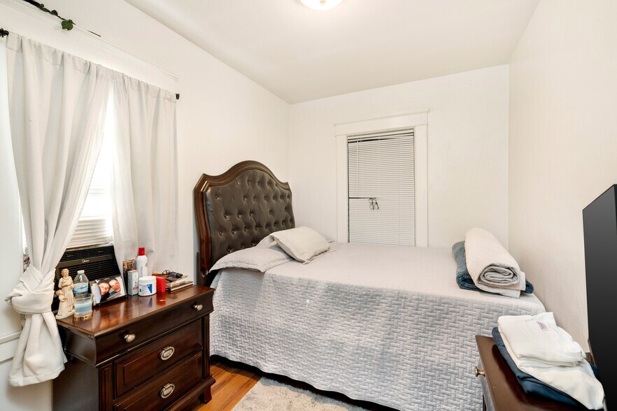 More Photos Of 817 E New York St, Long Beach Multifamily For Sale