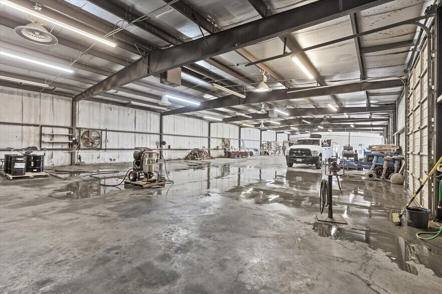 More Photos Of 2305 N Main St, Cleburne Flex For Sale