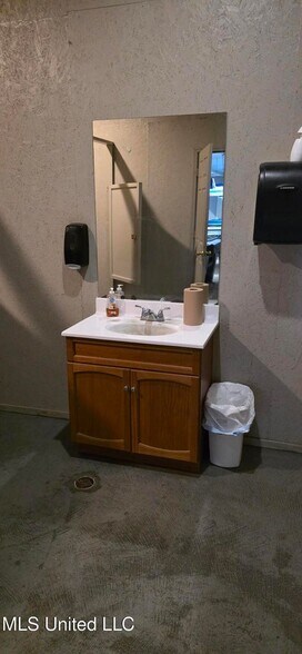 More Photos Of 601b S Railroad Blvd, Mccomb General Retail For Sale