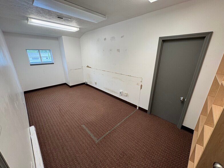 More Photos Of 703 Widewater Dr, Lafayette Warehouse For Lease